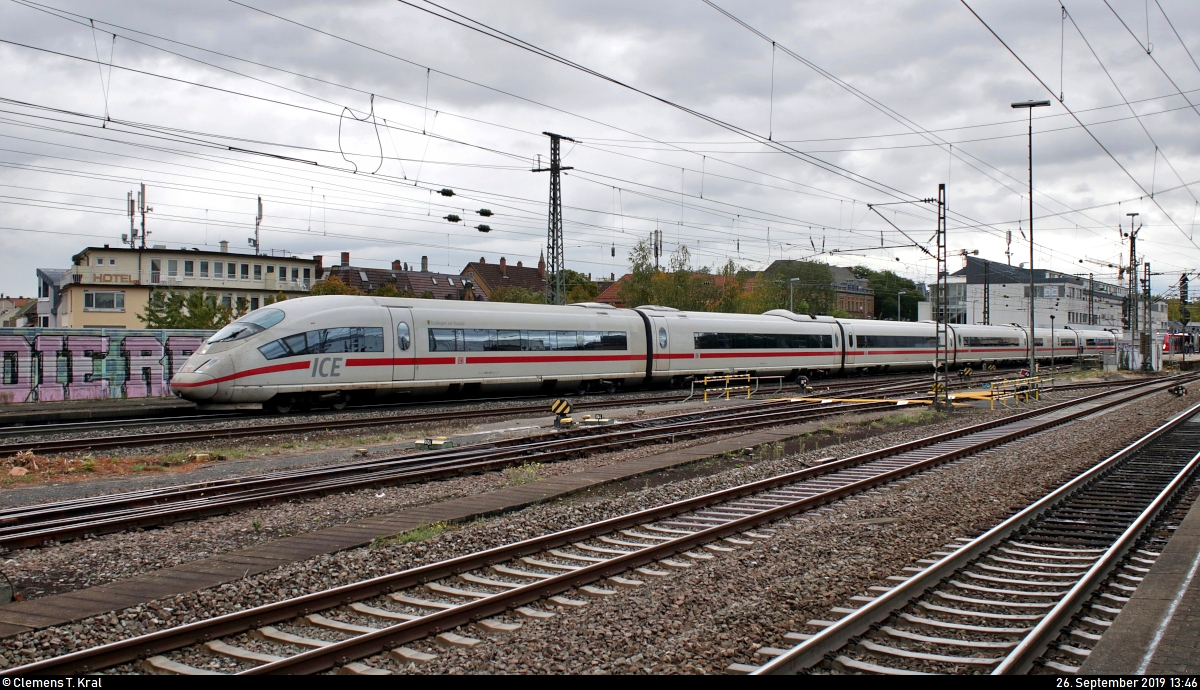 403 557-2 (Tz 357  Esslingen am Neckar ) als Leerzug durchfährt den Bahnhof Ludwigsburg auf Gleis 1 Richtung Bietigheim-Bissingen.
Vom 10.4. bis 31.10.2020 wird diese Szene den dortigen Betriebsalltag bestimmen, denn mit der vollständigen Sanierung der Schnellfahrstrecke Mannheim–Stuttgart (KBS 770) müssen alle Fernverkehrszüge über die  Altbaustrecken  umgeleitet werden.
Aufgenommen vom Bahnsteig 4/5.
[26.9.2019 | 13:46 Uhr]