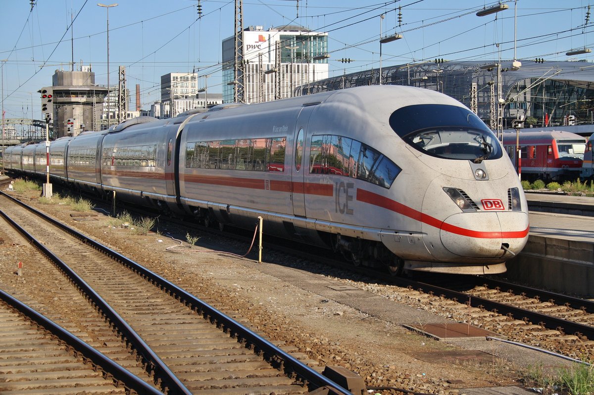 403 560-6  Linz am Rhein  fährt am 14.8.2017 als ICE827 von Köln Hauptbahnhof in den Münchener Hauptbahnhof ein. 