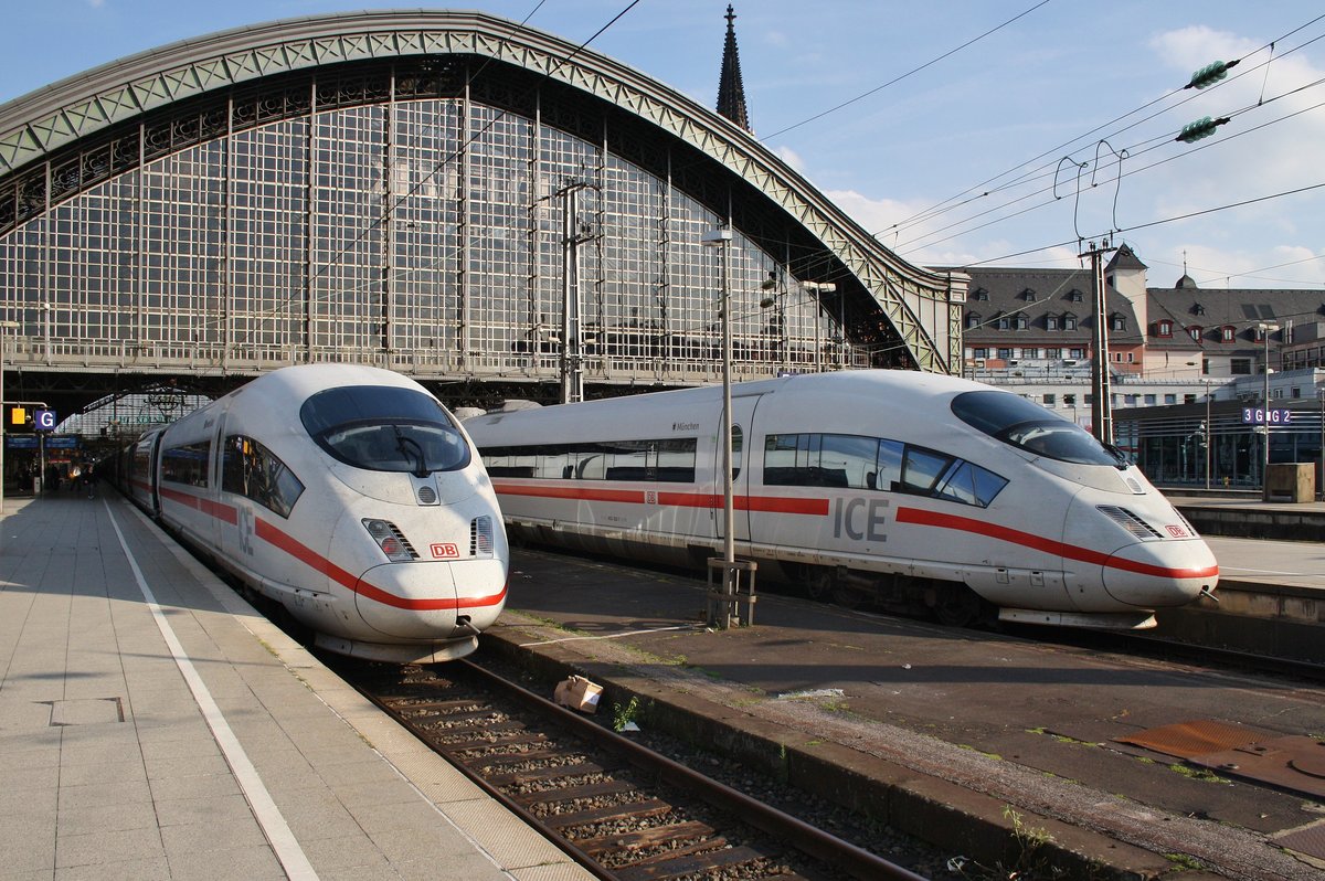 403 562-2  Schwerte(Ruhr)  trifft am 4.7.2017 als ICE203 nach Basel SBB im Kölner Hauptbahnhof auf 403 022-7  München  als ICE814 von Frankfurt(Main) Hauptbahnhof. 