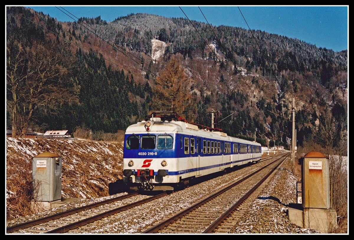 4030 216 als R4211 bei Leoben Hinterberg am 6.03.2000.