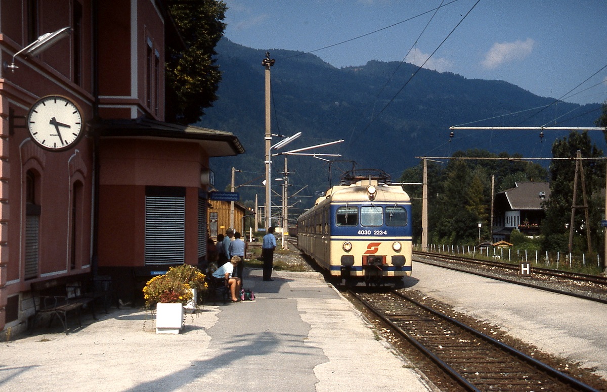 4030 223-4 fährt an einem Septembertag Mitte der 1990er Jahre in den Bahnhof Bodensdorf am Ossiacher See (Strecke St. Veit an der Glan - Villach) ein