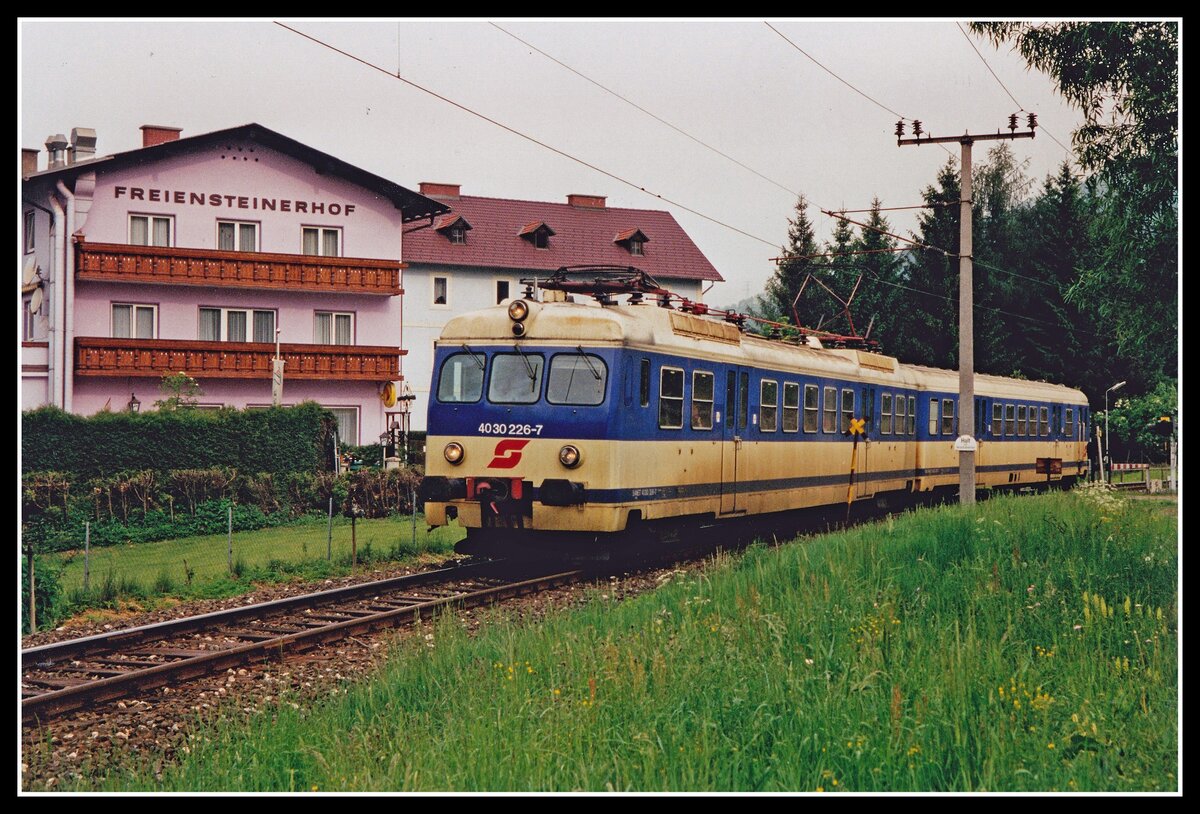4030 226 fährt am 21.05.2001 als R4406 beim Freiensteinerhof vorbei.