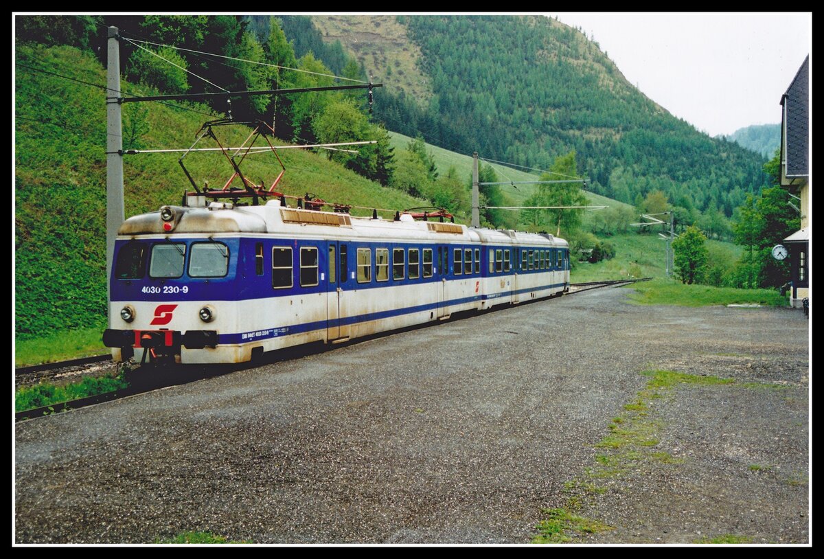 4030 230 wartet am 17.05.1995 in Vordernberg Markt auf die Abfahrt.