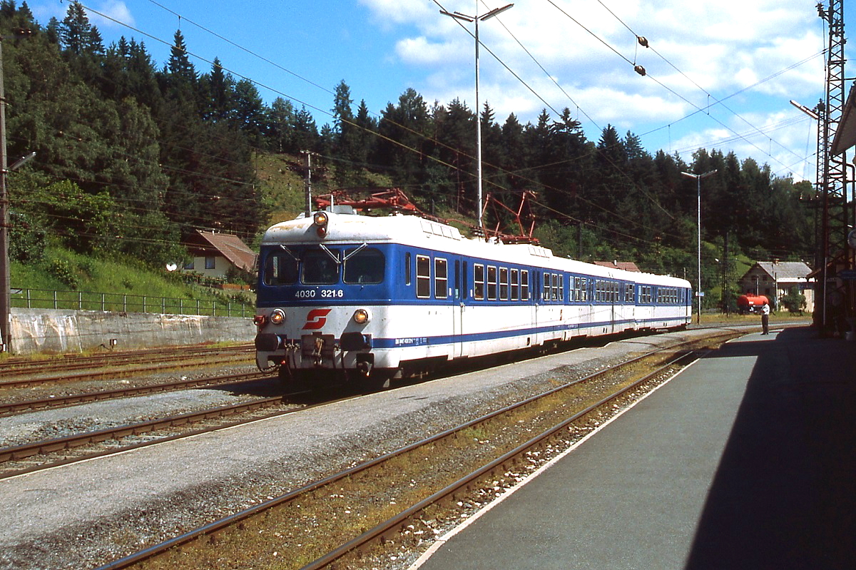 4030 321-6 hat mit einem Regionalzug aus Villach Ende der 1990er Jahre den Bahnhof Rosenbach erreicht
