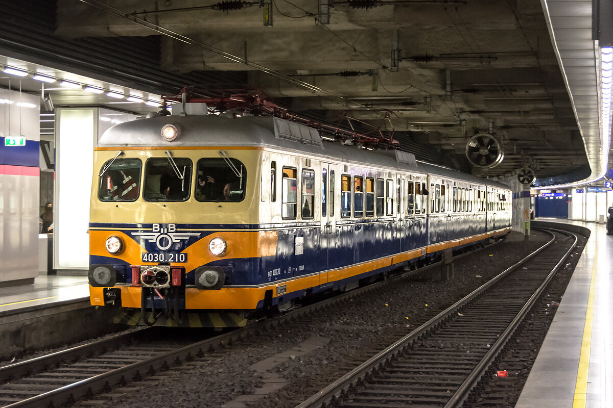 4030.210 anläßlich zu den Sonderfahrten  &0 Jahre Wiener Schnellbahn  in Wien Mitte. Die Aufnahme entstand am 29.10.2022.