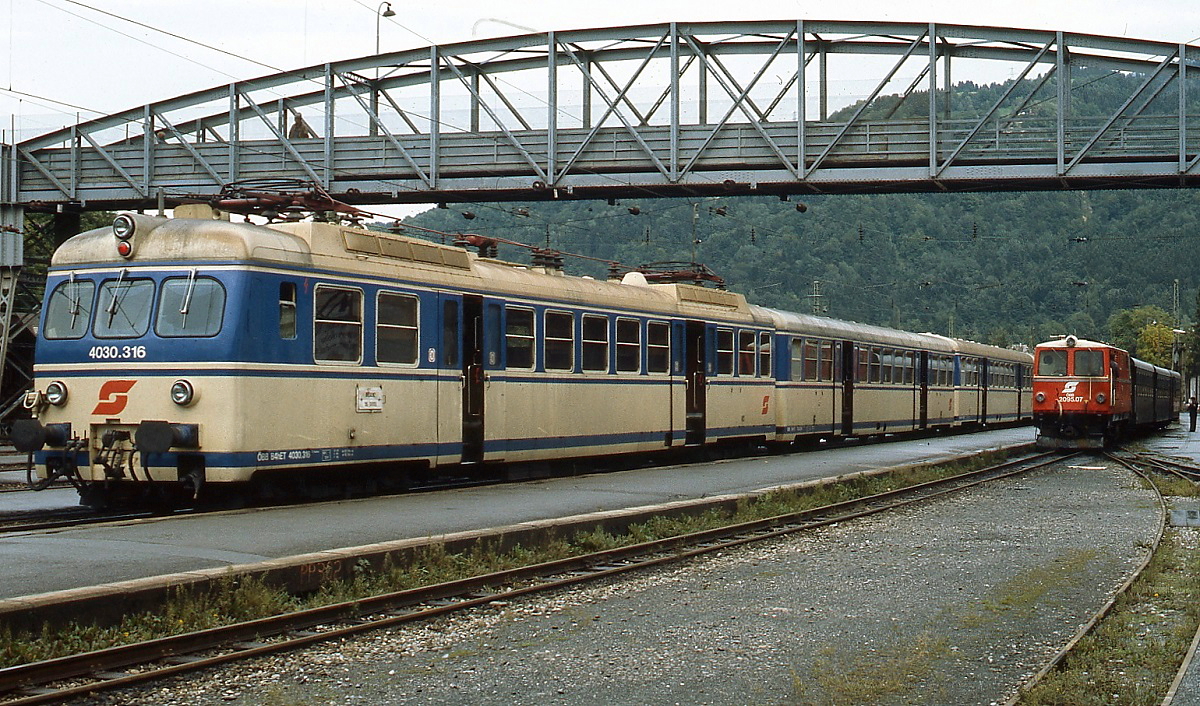 4030.316 im August 1982 im Bahnhof Bregenz, daneben 2095.07 der Bregenzerwaldbahn, die damals bereits nur noch bis Kennelbach verkehrte