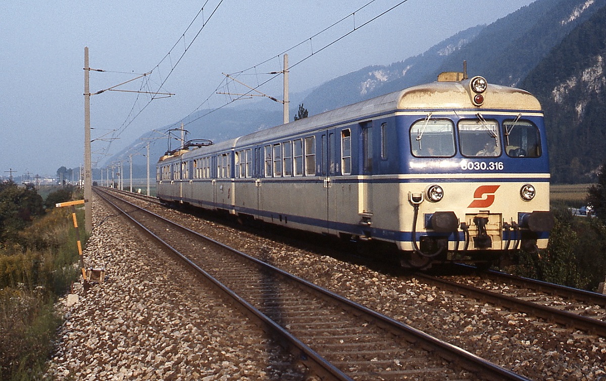 4030.316 mit dem führenden Steuerwagen 6030.316 fährt im September 1984 in den Bahnhof Rattenberg ein 