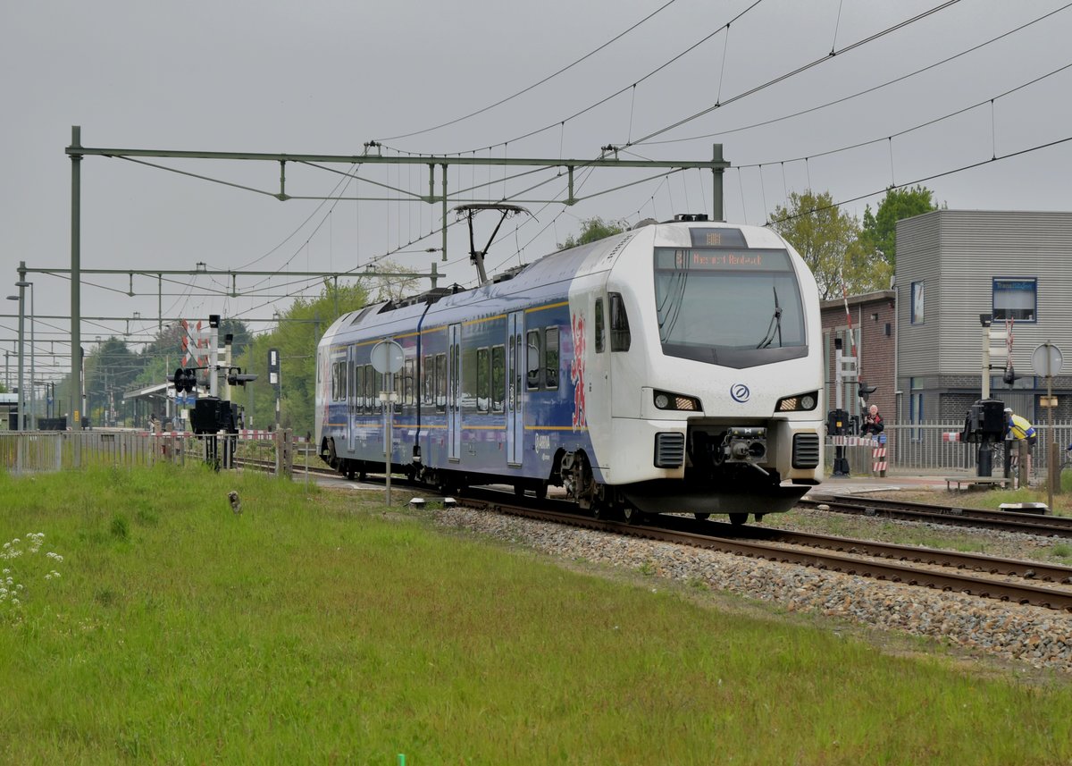 4031 454-0 NL-AN auf dem Weg nach Maastricht beim Verlassen von Echt. 7.5.2017