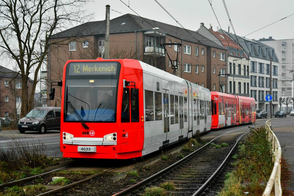 4033 befindet sich nach seiner unfallreparatur wieder im Liniendienst. Hier zu sehen auf der Neusser straße am 22.01.2020.