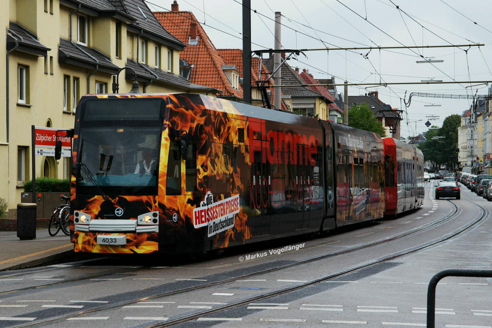 4033 mit neuer Ganzreklame  Flamme Kchen + Mbel  an der Haltestelle Zlpicher Str./Grtel am 18.08.2013.
