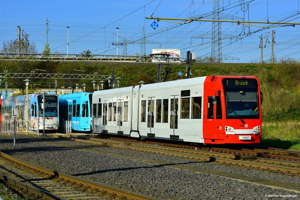 4037 wurde in die aktuellen KVB-Farben um lackiert. Damit geht die Ära des alten Farbschemas auf den K4000 zu Ende. Er war der letzte K4000, der das alte Farbschema noch original getragen hat. Hier zu sehen in Weiden West am 31.10.2019.