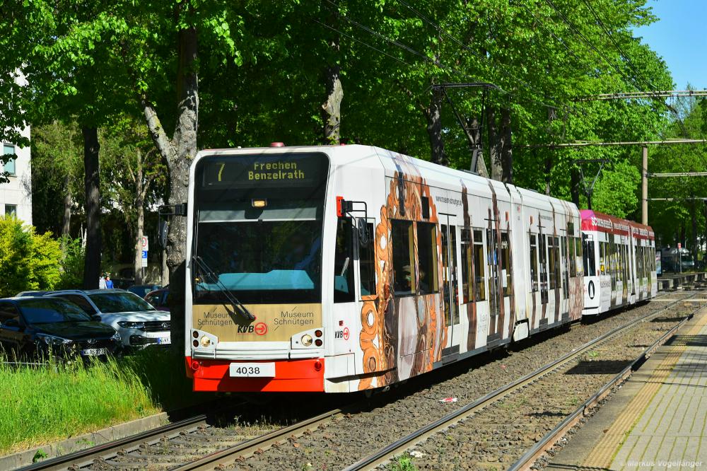 4038 befindet sich nach seiner Unfall-Reparatur wieder im Liniendienst. hier zu sehen an der Haltestelle  Wüllnerstraße  am 20.04.2020.