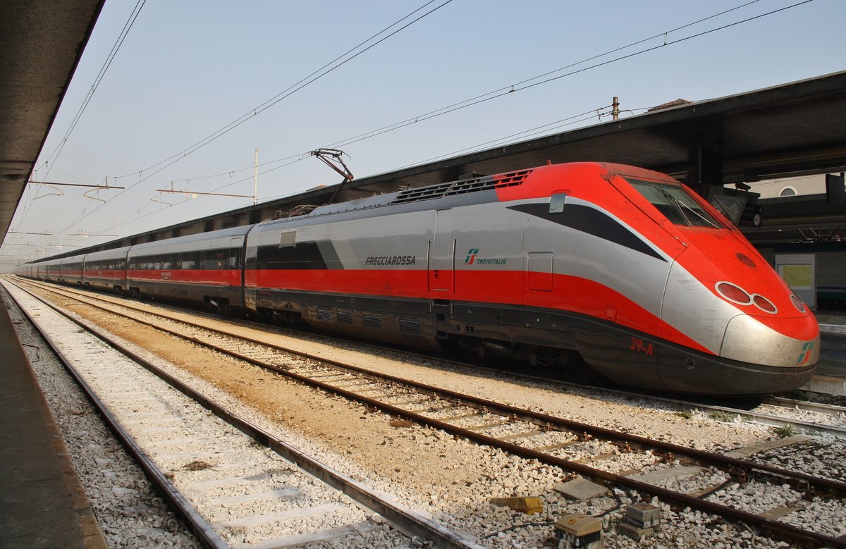 404 624-2 steht am 1.10.2016 als ES9419 nach Napoli Centrale in Venezia Santa Lucia.