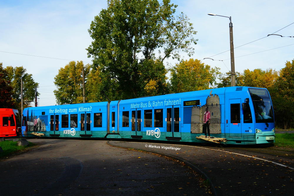 4041 in der Wendeschleife Niehl wegen der Streckensperrung zwischen Niehl und Merkenich am 19.10.2013.