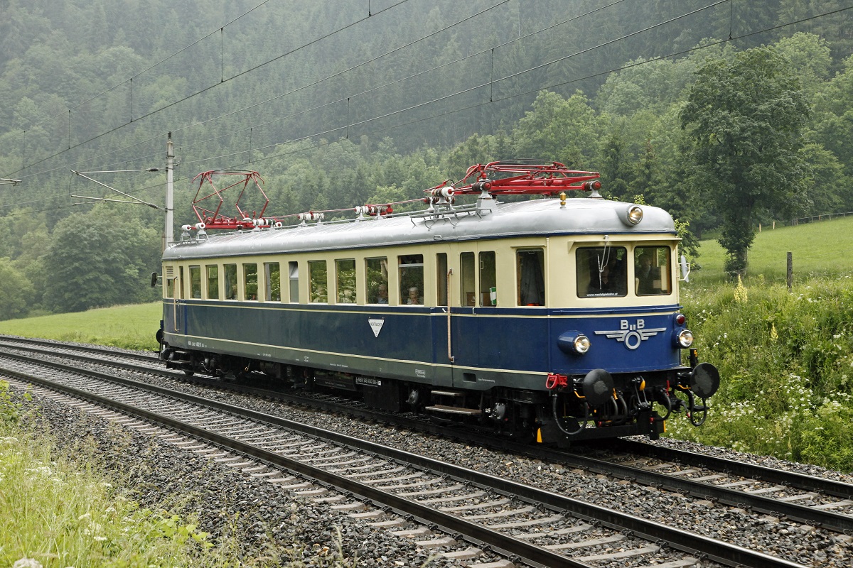 4042.01 fährt am 12.06.2016 als Snderzug zum Triebwagentreffen nach Mürzzuschlag. Hier zu sehen bei Wartberg im Mürztal.