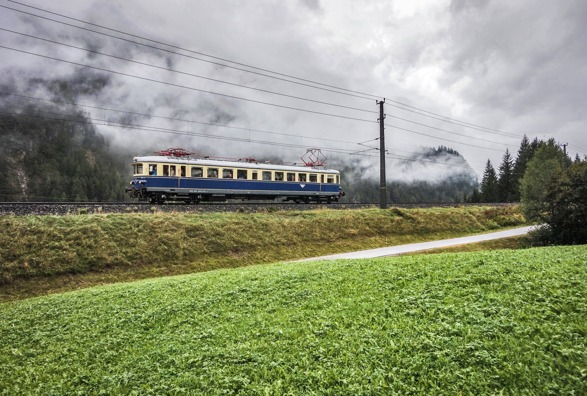 4042.01 der NBiK fährt als SR (Sillian - Lienz), zwischen Abfaltersbach und Mittewald a. d. Drau vorüber.
Aufgenommen am 16.9.2017.