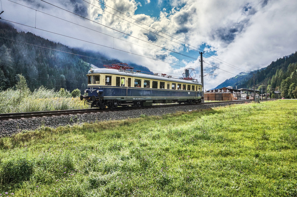 4042.01 der NBiK fährt als SR (Sillian - Lienz), nahe Thal vorüber.
Aufgenommen am 16.9.2017.