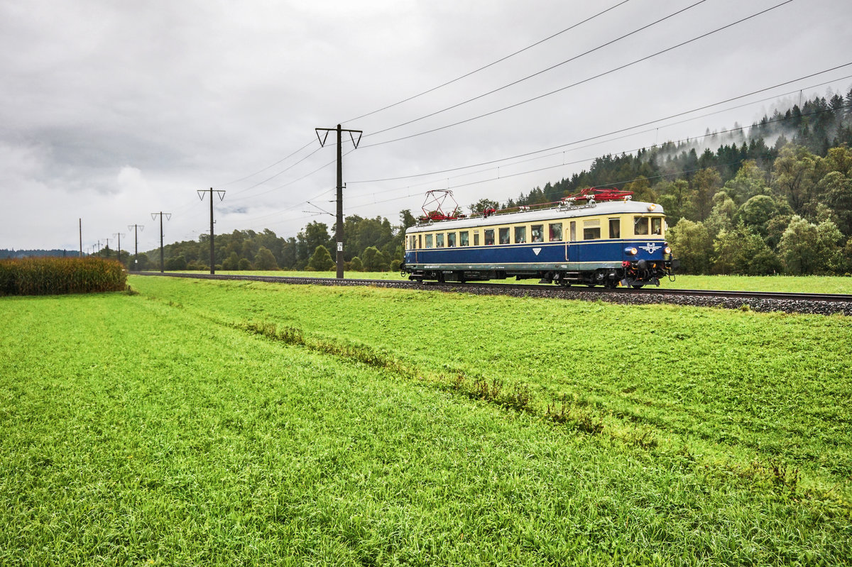 4042.01 der NBiK fährt als SR (St. Veit a. d. Glan - Klagenfurt Hbf - Lienz) bei Berg in Drautal vorüber.
Aufgenommen am 16.9.2017.