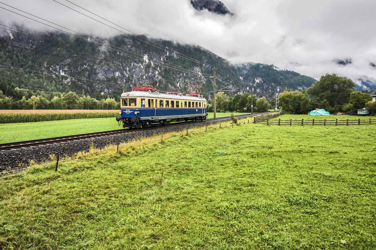 4042.01 der NBiK fährt als SR (Sillian - Lienz), bei Leisach vorüber
Aufgenommen am 16.9.2017.
