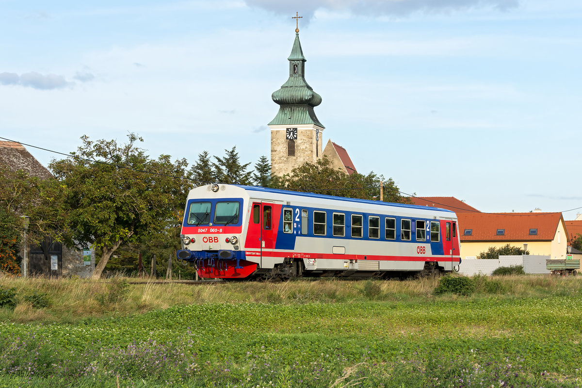 4047 060 war am 19.09.2019 als R 7244 von Groß Schweinbarth nach Obersdorf unterwegs.
Die Aufnahme entstand in Pillichsdorf.