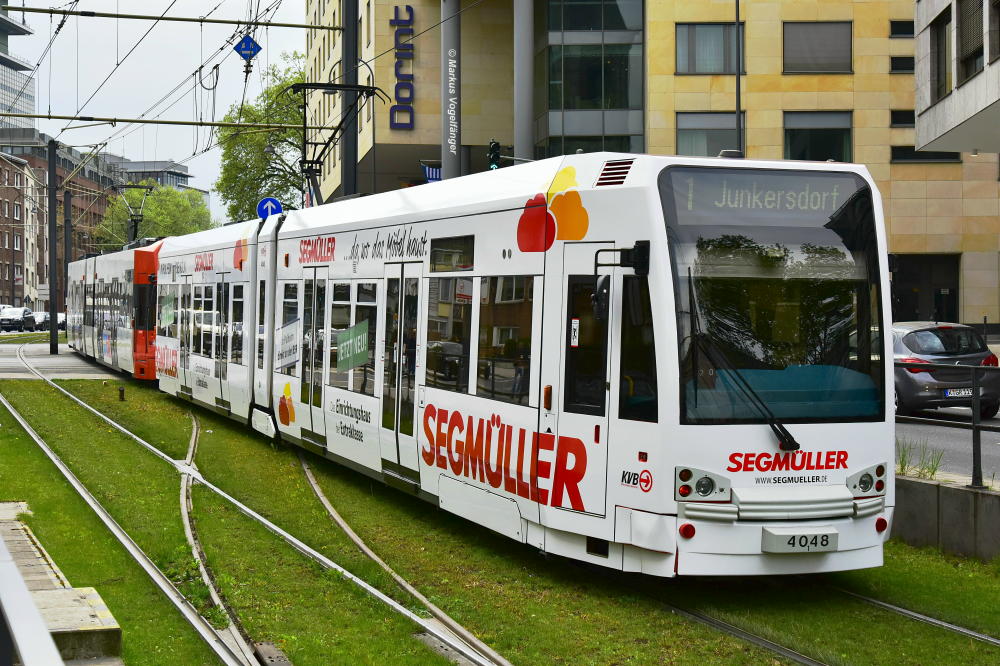 4048 wurde als 31. Fahrzeug eine neue Ganzreklame für das Möbelhaus  Segmüller  angebracht. Hier zu sehen auf der Cäcilienstraße am 28.04.2017. 