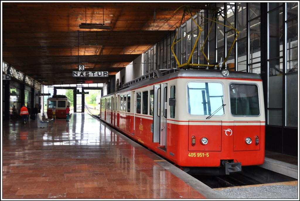 405 951-5 und 405 952-3 stehen im Bahnhof in Štrba, dessen Bahnhof gleichzeitig als Einstellhalle dient. (02.06.2014)