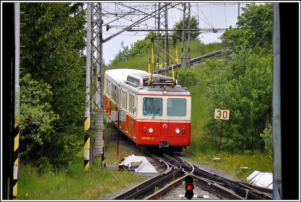 405 952-3 aus Štrbské Pleso trifft in Štrba ein. Das Äussere der SLM Triebwagen erinnert doch sehr an die alten Jungfraubahn Triebwagen. (02.06.2014)