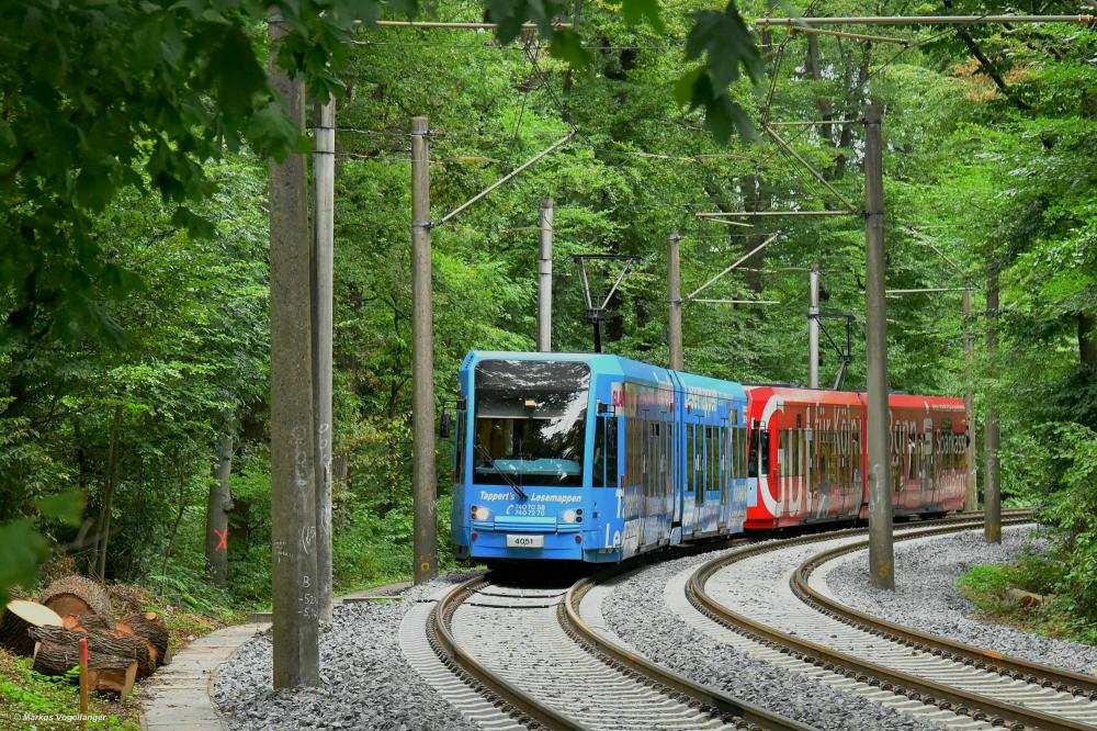 4051 auf dem erneuerten Bahnkörper kurz vor der Haltestelle Neuenweg am 17.08.2019.
