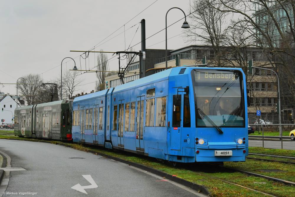 4051 wurde die 24 Jahre alte und damit älteste Ganz-Reklame des KVB-Wagenparks  Tappert´s Lesemappen  entfernt. Das Fahrzeug wurde vom Hersteller 1996 in blau geliefert. Diese Werks-Lackierung bildete die Grundfarbe für die Reklame, welche aus einzelnen Aufklebern bestand. Hier zu sehen in Köln Junkersdorf am 04.01.2020. 