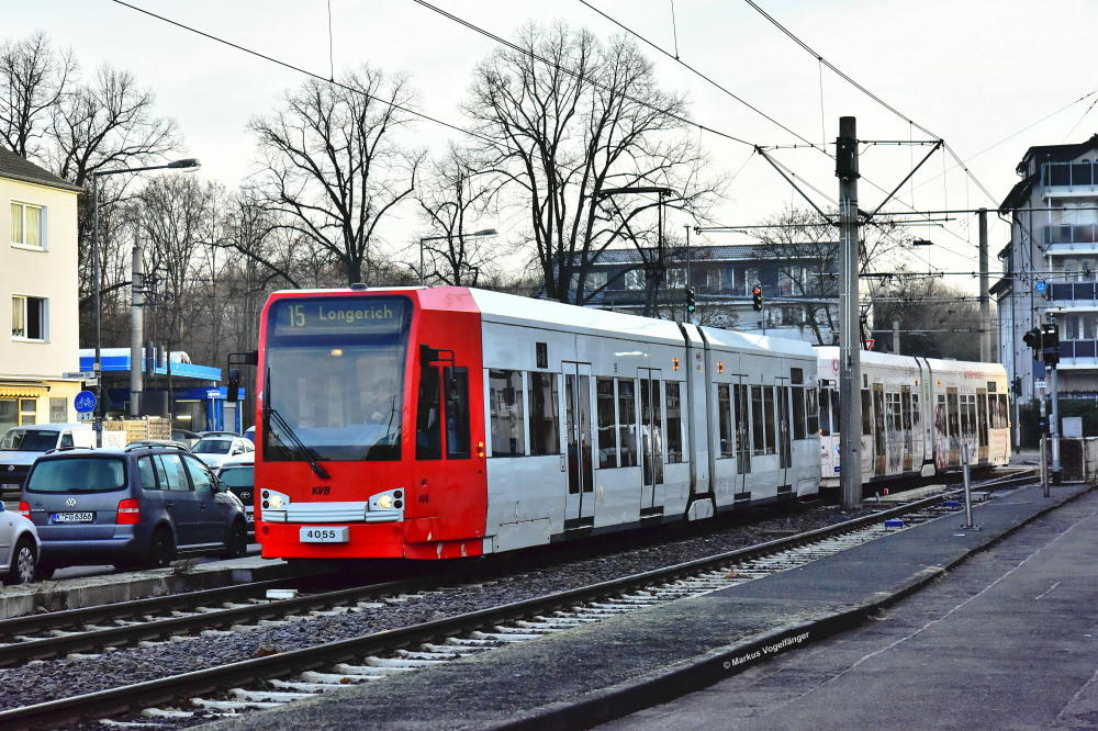4055 wurde die Ganzreklame  Wallraf das Museum  entfernt.
Hier zu sehen wieder im aktuellen KVB-Farbschema auf der Wilhelm-Sollmann-Straße am 06.02.2017.
