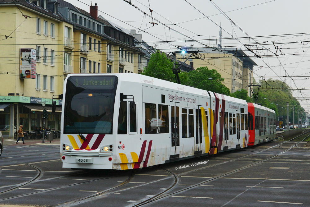 4058 hat eine neue Ganzreklame  Germanwings  erhalten. Hier zu sehen auf der Kreuzung Aachener Str./Gürtel am 11.04.2014.