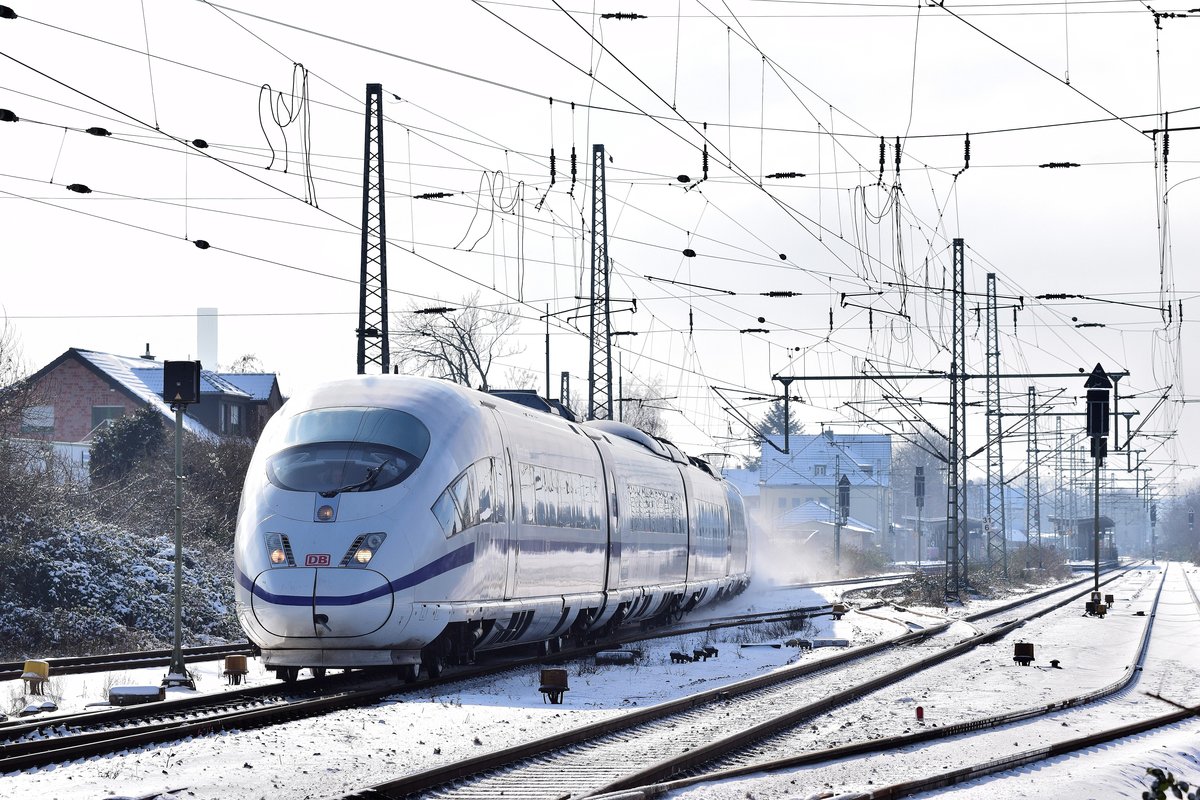 406 001 Europa fährt durch den Bahnhof Grevenbroich gen Rheydt. Dort wird er Kopf machen und weiter Richtung Aachen und Brüssel fahren.

Grevenbroich 09.02.2021
