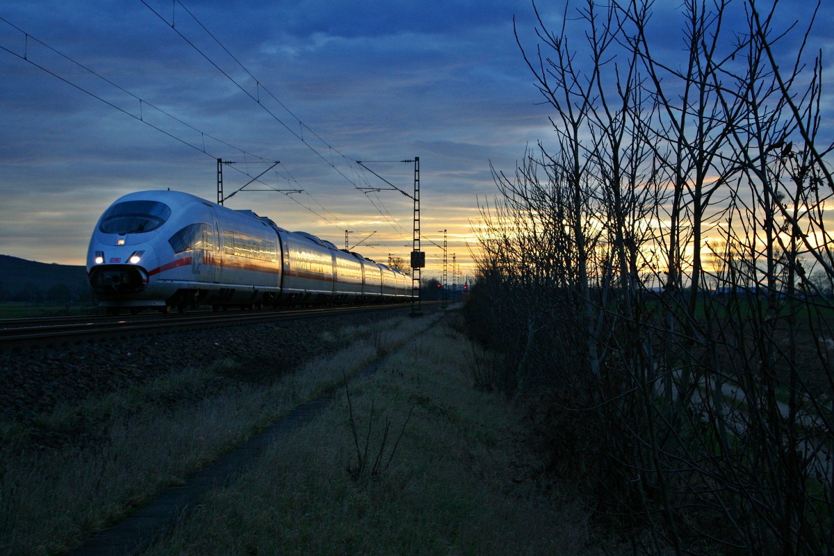 406 002-6 als verspteter ICE 104 von Basel SBB nach Amsterdam Centraal im Abendlicht des 06.01.14 sdlich von Hgelheim.