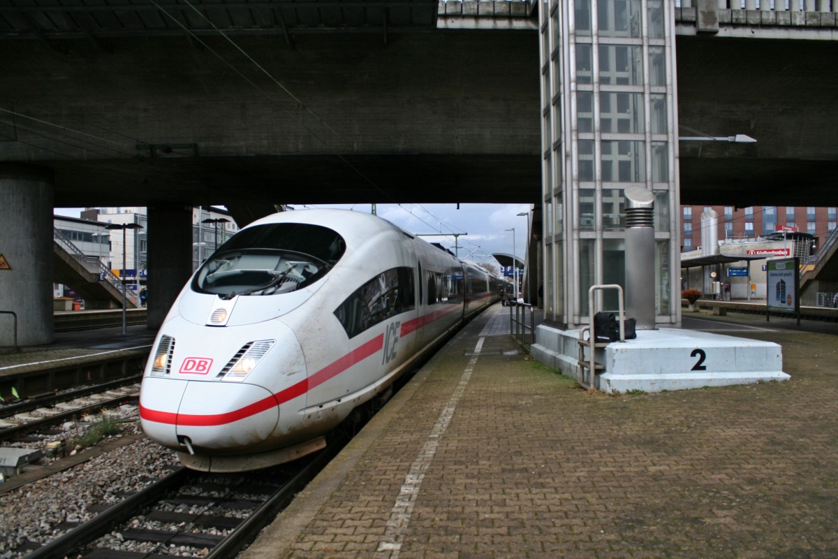 406 004-2 und 403 011-0 als ICE 105/505 von Amsterdam/Kln nach Basel SBB am Nachmittag des 14.12.13 beim Halt in Freiburg (Breisgau) Hbf.