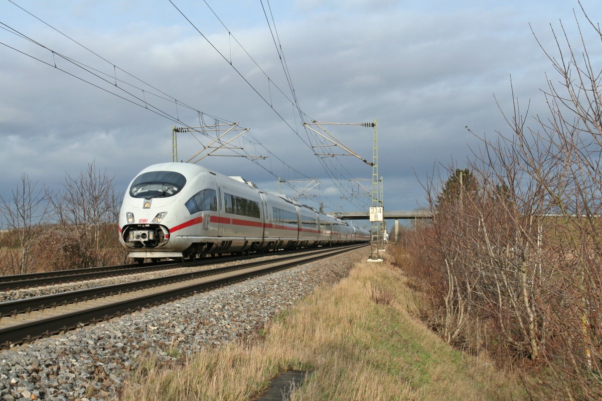 406 007-5 war zusammen mit dem 403 532-5 als ICE 105/505 von Amsterdam Centrl./K�ln Hbf nach Basel SBB unterwegs. Hier konnte ich den Zug im doch sehr raren Sonnenlicht des 03.01.14 bei H�gelheim aufnehmen.
