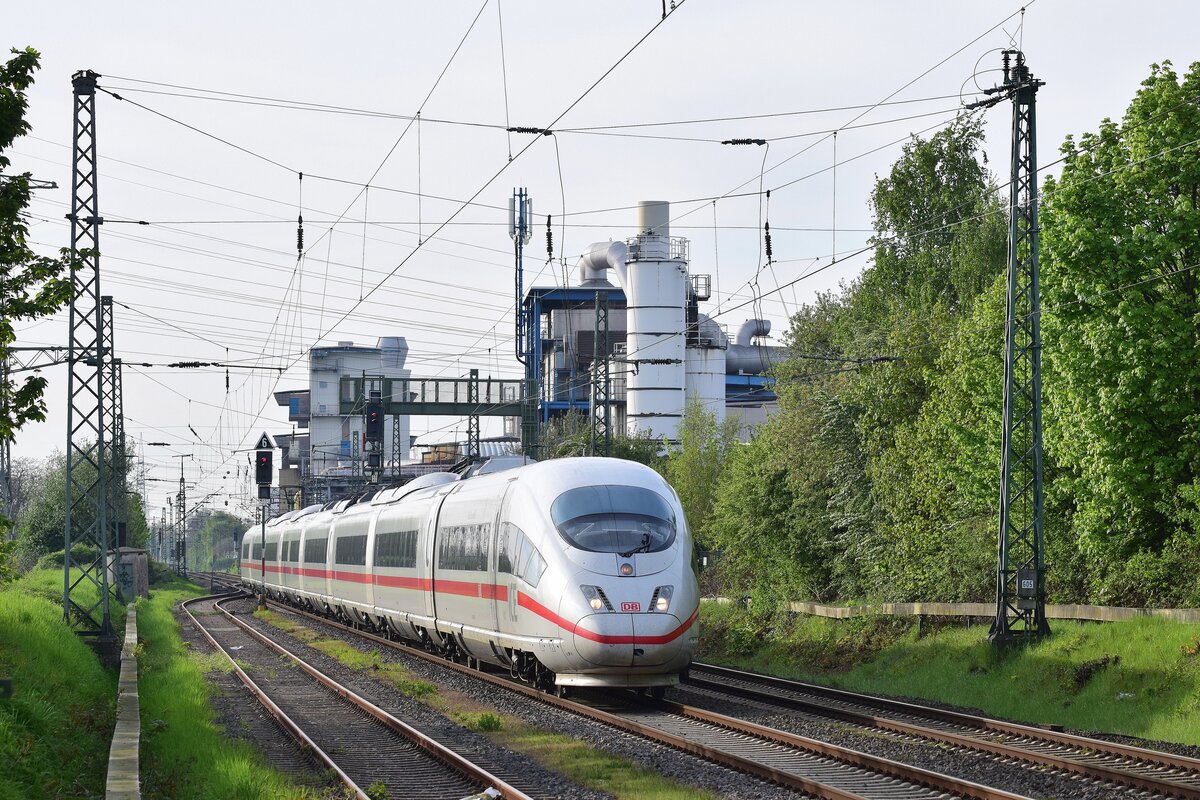 406 010 fährt als erster ICE des Tages von Köln kommend durch Grevenbroich Erftwerk nach Amsterdam.

Grevenbroich 04.04.2023