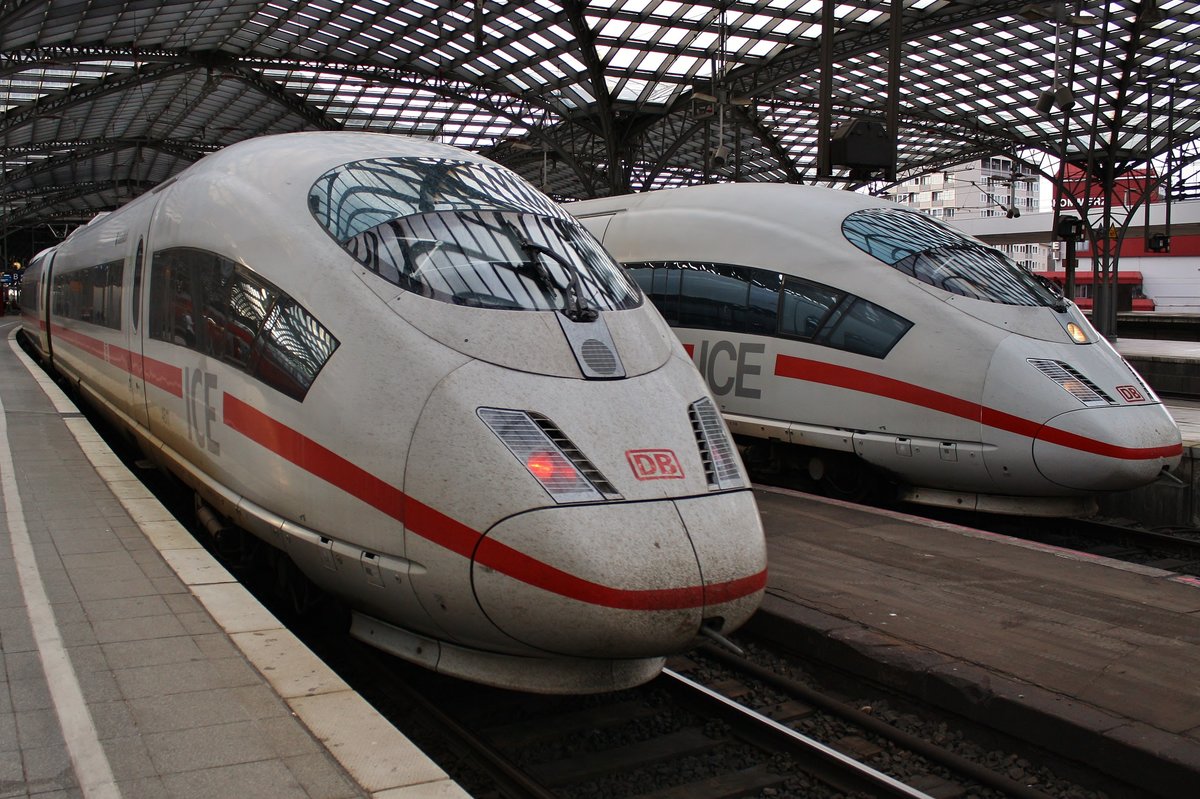 406 011-7  Düsseldorf  trifft am 26.05.2019 als ICE10 von Frankfurt(Main) Hauptbahnhof nach Bruxelles Midi im Kölner Hauptbahnhof auf 403 558-0  St. Ingbert  als ICE615 von Dortmund Hauptbahnhof nach München Hauptbahnhof.