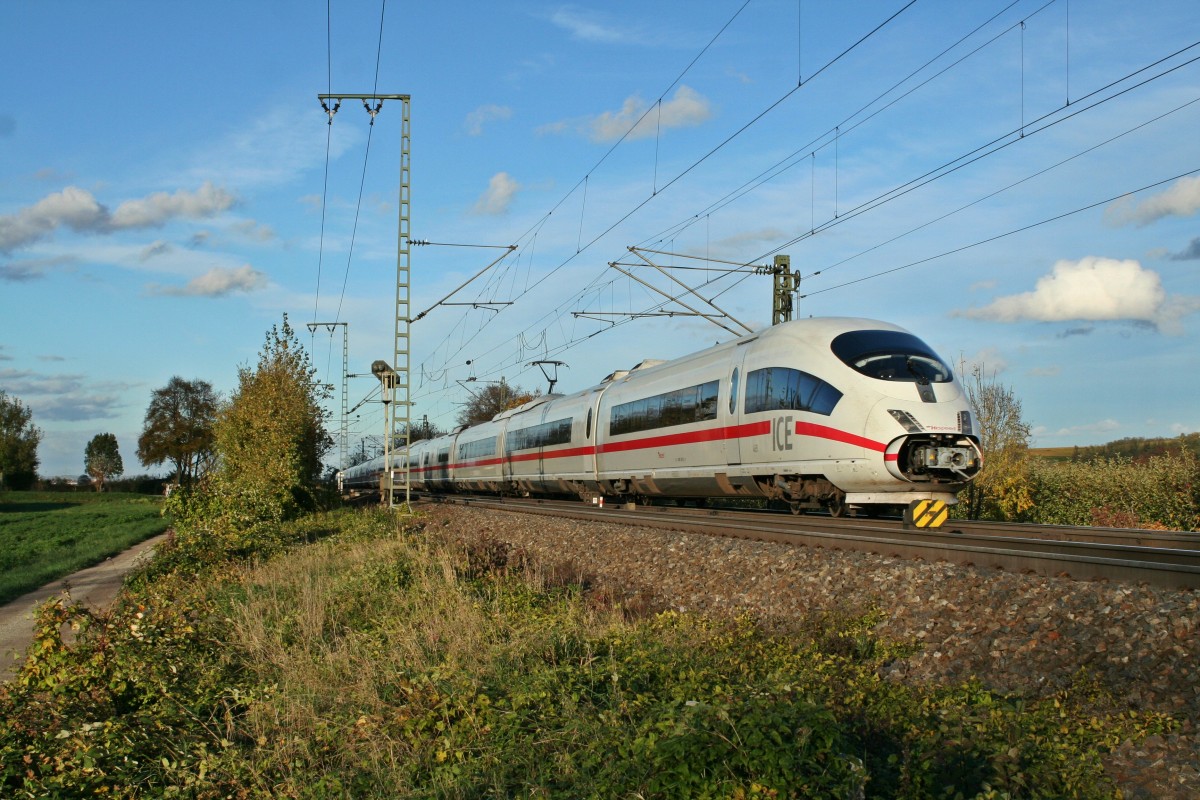 406 051-3 und ein 403 als ICE 106/506 von Basel SBB nach Amsterdam Central/Kln Hbf am spten Nachmittag des 09.11.13 beim Verlassen des Bahnhofbereichs von Mllheim (Baden).