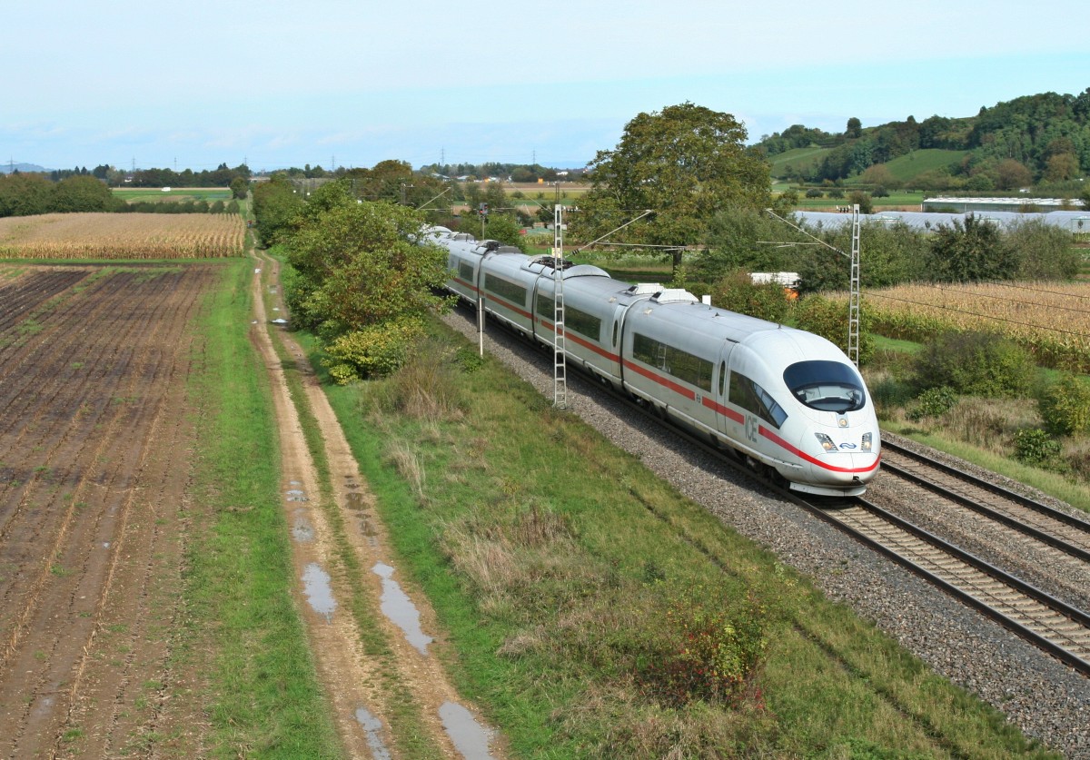 406 053-9 war am 16.10.13 zusammen mit 403 513-5 als ICE 105/505 von Amsterdam ber Kln nach Basel SBB unterwegs. Hier ist der Zug nrdlich des sdbadischen Weinortes Hgelheim aufgenommen worden.