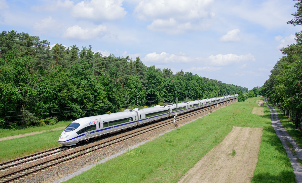 406 501(001) der blaue ICE und Schwesterzug 406 510(010) als ICE 105 nach Freiburg.(Graben-Neudorf 26.5.2019).