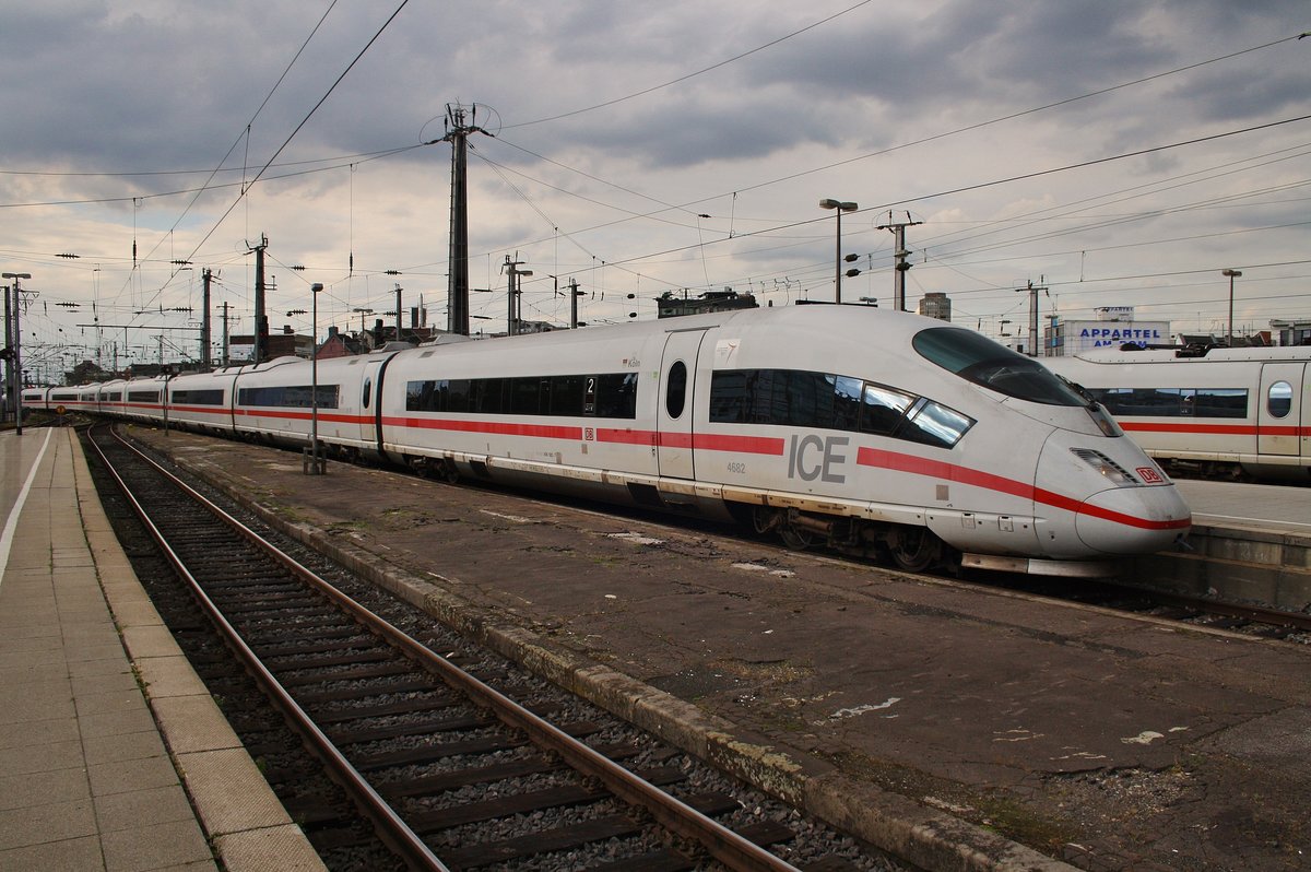 406 582-7  Köln  erreicht am 3.7.2017 als ICE215 von Bruxelles Midi nach Frankfurt(Main) Hauptbahnhof den Kölner Hauptbahnhof.