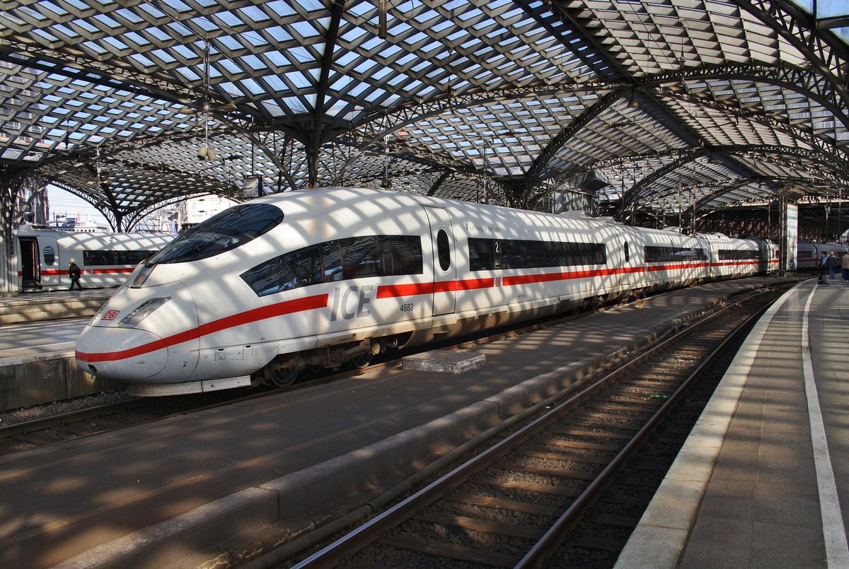 406 583-5  Limburg an der Lahn  steht am 3.7.2017 als ICE220 von Frankfurt(Main) Hauptbahnhof nach Amsterdam Centraal im Kölner Hauptbahnhof.