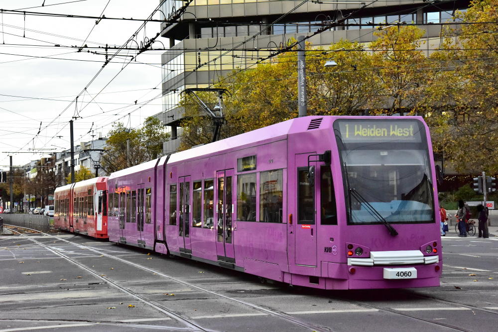 4060 wurde die KVB Eigenwerbung  KVB Abo plus  entfernt. Er fährt momentan im violetten Basislack durch das Netz. Hier zu sehen auf der Kreuzung Aachener Str./Gürtel am 03.11.2014.