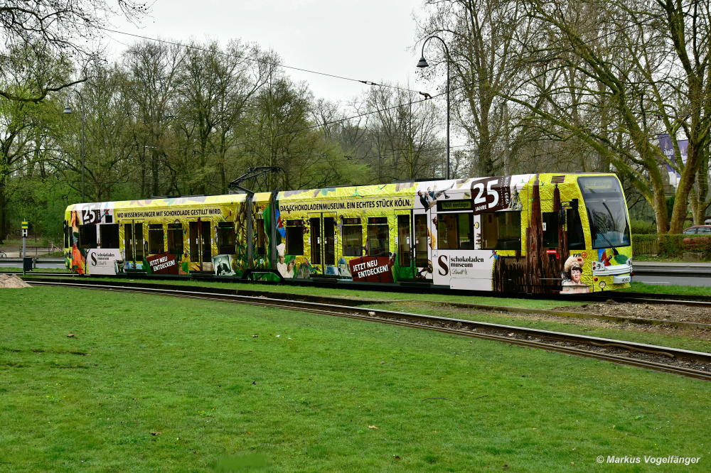 4060 wurde eine neue Ganzgestaltung  25 Jahre Schokoladenmuseum  angebracht.
Hier zu sehen auf dem Weg zum Neumarkt am Aachener Weiher am 09.04.2018.