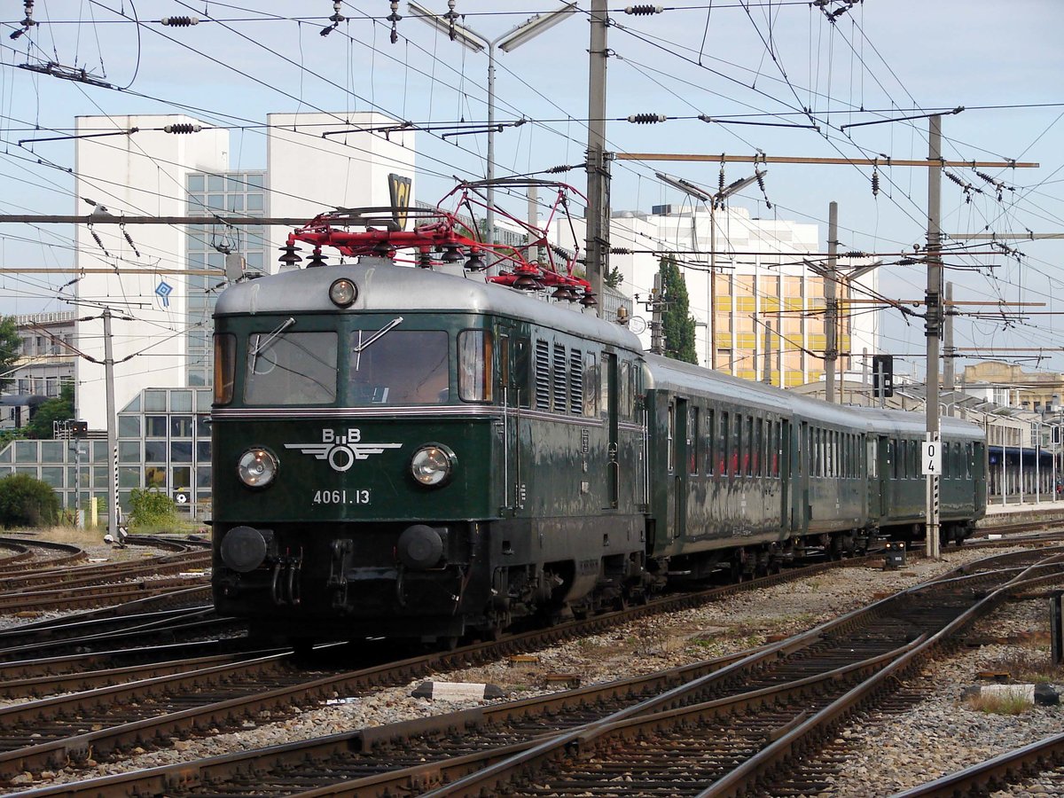 4061.13 mit dem planmäßige  Erlebniszug Wachau  bei der Abfahrt von Wien Südbahnhof (Die E-Lok war zw. Wien und Krems).
18.06.2008.