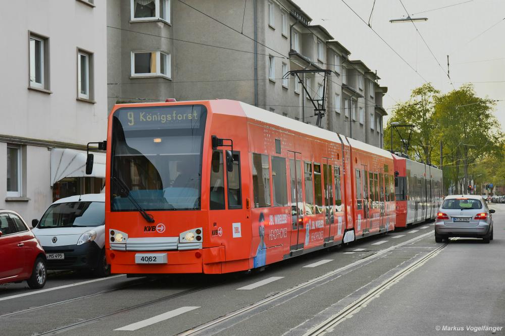 4062 wurde eine neue Ganzreklame „JBL Wireless Headphones“ angebracht. Hier zu sehen auf der Zülpicher Straße am 08.11.2019