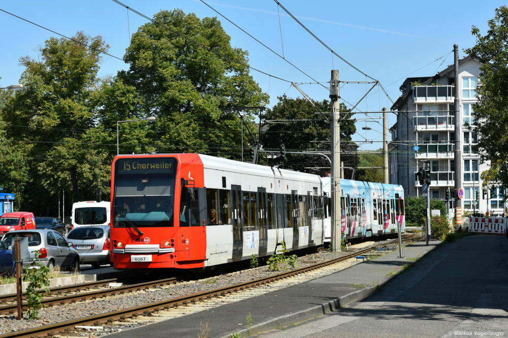 4067 in der ersten Variante des aktuellen KVB-Farbschemas noch mit roten Lampen-Einfassungen sowie dunklem Fensterband und Türen auf der Wilhelm-Sollmann-Straße am 22.08.2019.