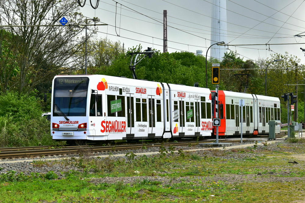 4067 mit neuer Ganzreklame  Segmüller  in Merkenich am 18.04.2017.