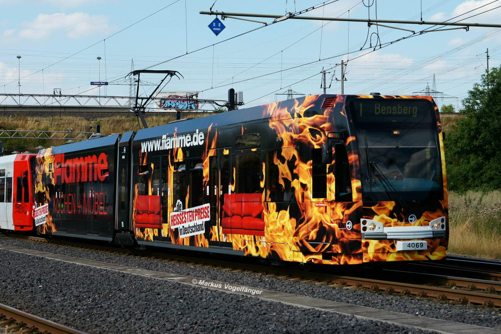 4069 mit neuer Ganzreklame  Flamme Kchen + Mbel  an der Haltestelle Weiden West am 16.08.2013.