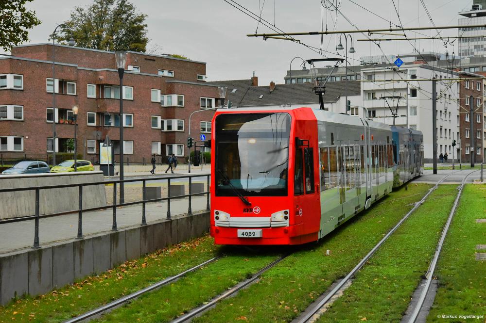 4069 wurde erneut in die aktuellen KVB-Farben lackiert. Hier zu sehen kurz vor der Haltestelle Heumarkt am 19.10.2019.
